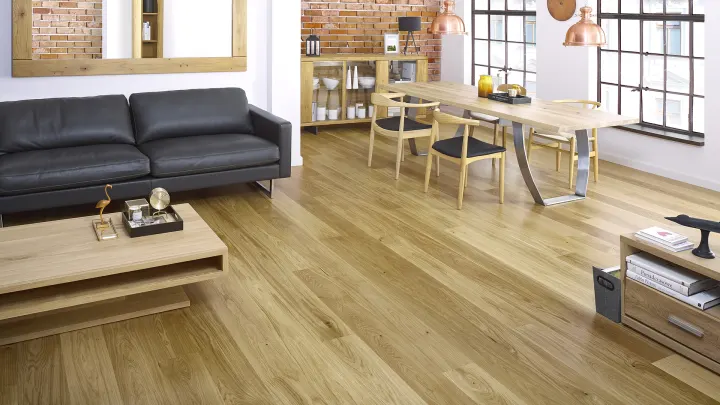Obývací a jídelní prostor s cihlovou zdí a dubovou podlahou Barlinek Dub Askania Grande