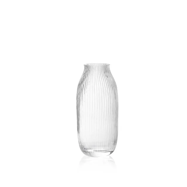 Váza Heirloom Crystal se svislými žebry na bílém pozadí