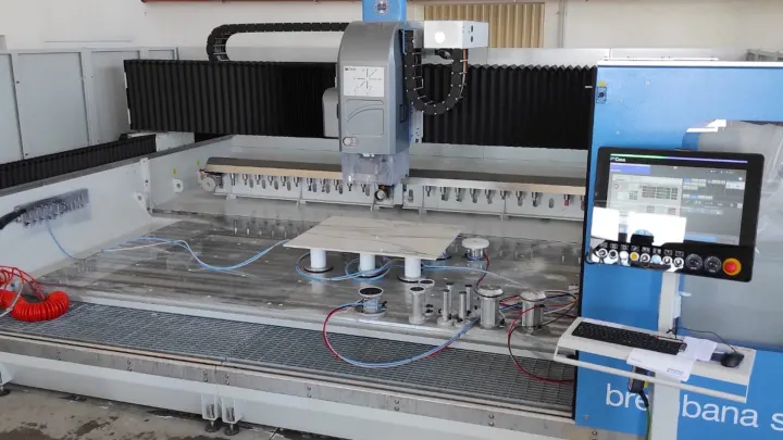 CNC obráběcí centrum Brembana Speed 25 ve výrobní hale