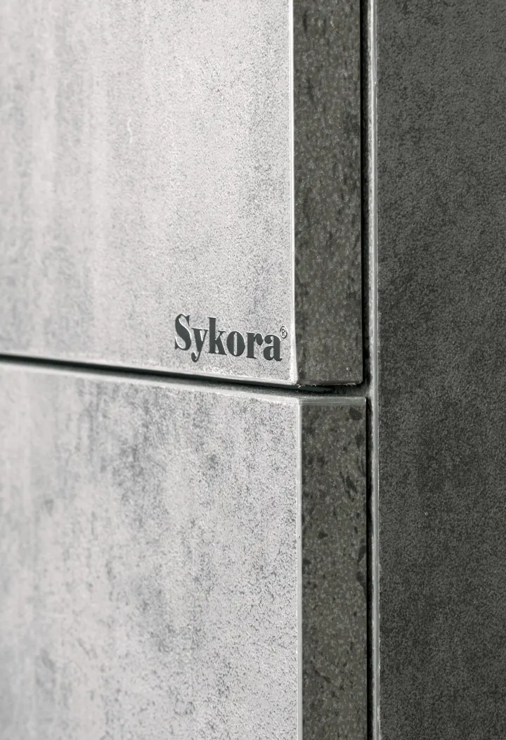 Betonový dekor panelu s logem Sykora