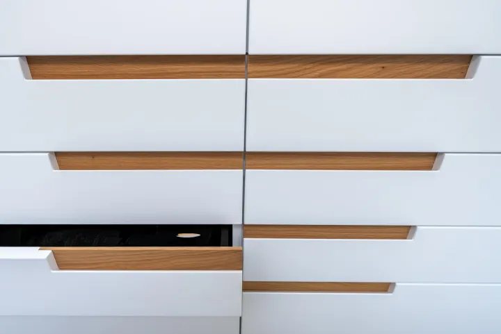 Dřevěné úchytky Elegant na bílých zásuvkách