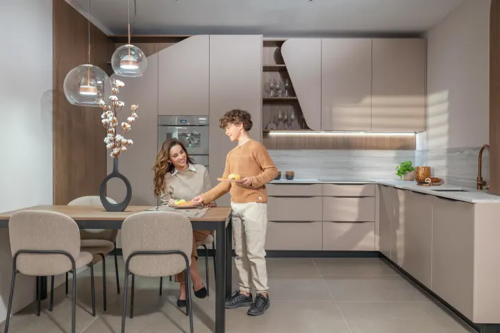 Rohová kuchyňská linka Balm Almond Beige s jídelním stolem