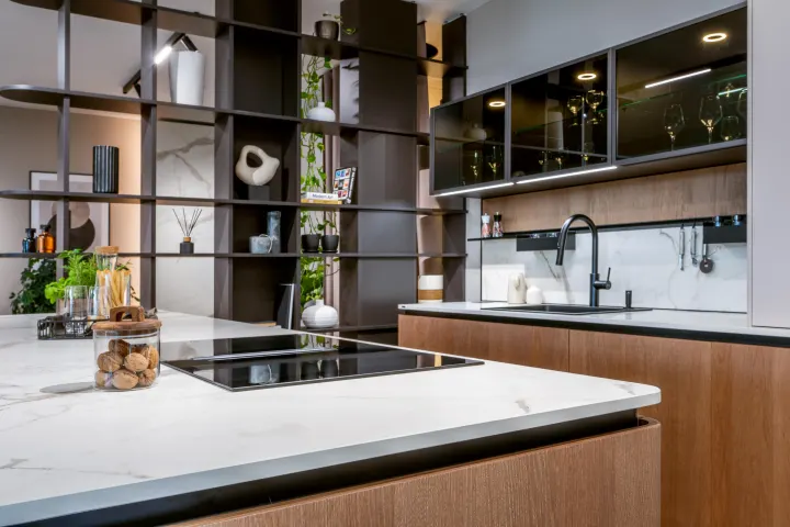 Mramorová deska Dekton s varnou deskou a prosklené výklopy